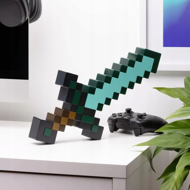 Lampka Minecraft Diamentowy Miecz ustawiona na biurku