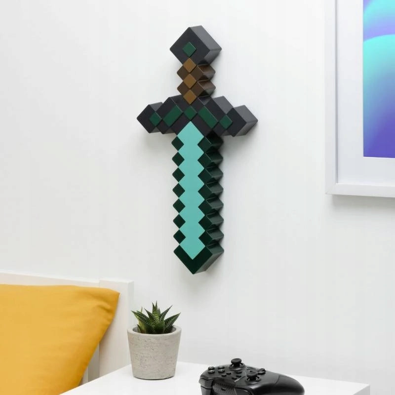 Lampka Minecraft Diamentowy Miecz zamontowana na ścianie